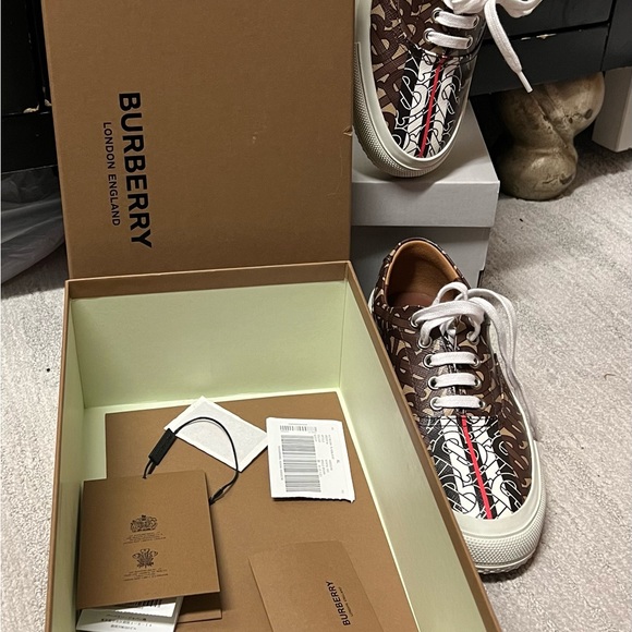 Women’s size 6 Burberry Shoes. Worn once. No damages or scratches. - Picture 12 of 15